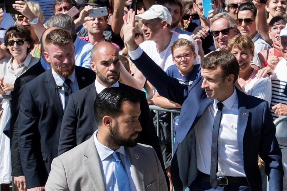 Alexandre Benalla a Emmanuel Macron na setkání s příznivci v Le Touquet (foto z 11. června 2017)