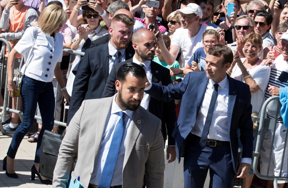 Alexandre Benalla a Emmanuel Macron na setkání s příznivci v Le Touquet (foto z 11. června 2017)