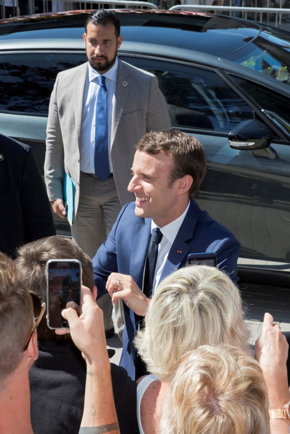 Emmanuel Macron se vítá s příznivci. V pozadí Alexandre Benalla, prezidentův osobní strážce (foto z 11. června 2017).