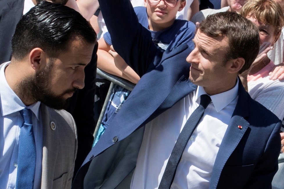 Francouzský prezident Emmanuel Macron ve společnosti svého někdejšího šéfa bezpečnosti Alexandre Benally (foto z 11. června 2017)