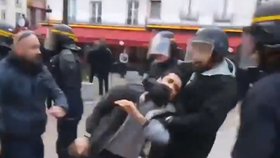 Macronův bodyguard Alexandre Benalla se v květnu při protestech v Paříži v přestrojení za policistu porval s protestujícím.