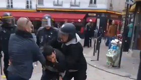 Macronův bodyguard Alexandre Benalla se v květnu při protestech v Paříži v přestrojení za policistu porval s protestujícím.