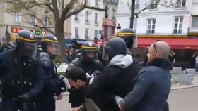 Macronův bodyguard Alexandre Benalla se v květnu při protestech v Paříži v přestrojení za policistu porval s protestujícím.