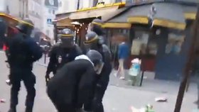 Macronův bodyguard Alexandre Benalla se v květnu při protestech v Paříži v přestrojení za policistu porval s protestujícím.