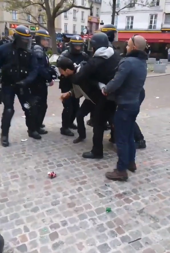 Macronův exbodyguard Alexandre Benalla se v květnu při protestech v Paříži v přestrojení za policistu porval s protestujícím.