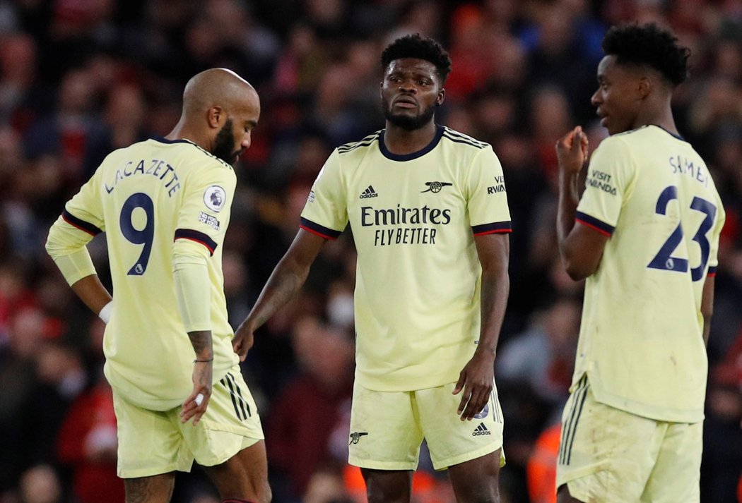 Alexandre Lacazette, Thomas Partey a Albert Sambi Lokonga z Arsenalu po druhém liverpoolském gólu