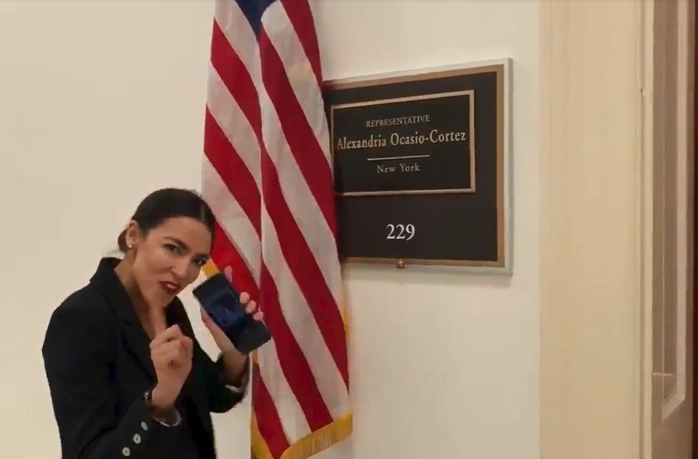 Na video zareagovala sama Ocasio-Cortez na Twitteru. Novým tancem