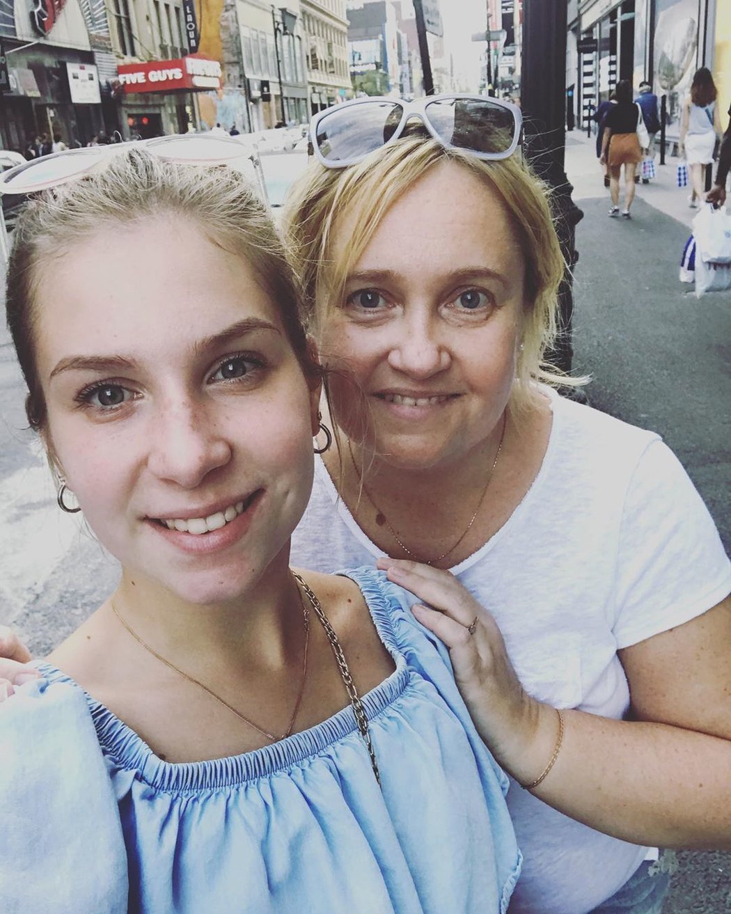 Jekatěrina Alexandrovská se svojí maminkou, jež se po smrti dcery zhroutil a skončila v nemocnici