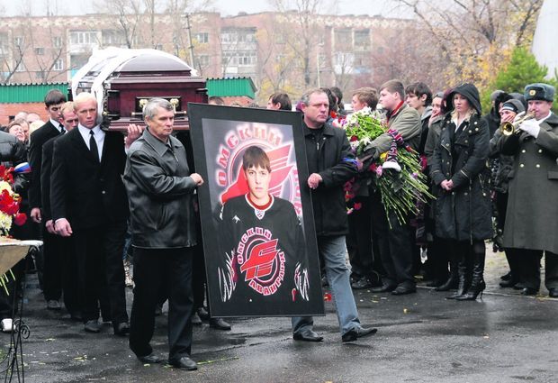 Podobný portrét Alexeje Čerepanova byl včera vytažen ke stropu haly v Omsku Podobný portrét Alexeje Čerepanova byl včera vytažen ke stropu haly v Omsku