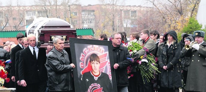 Podobný portrét Alexeje Čerepanova byl včera vytažen ke stropu haly v Omsku