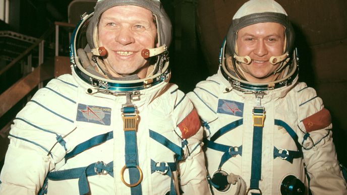 Bývalý sovětský kosmonaut Alexej Gubarev zemřel v sobotu 21. února ve věku 83 let. Na archivním snímku z března 1978 se Alexej Gubarev (vlevo) a československý kosmonaut Vladimír Remek 