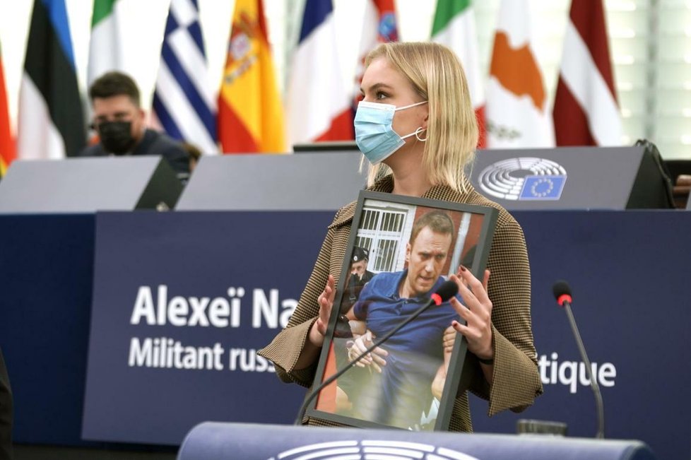 Darja Navalná v Bruselu převzala Sacharovovu cenu pro vězněného otce (15. 12. 2021).
