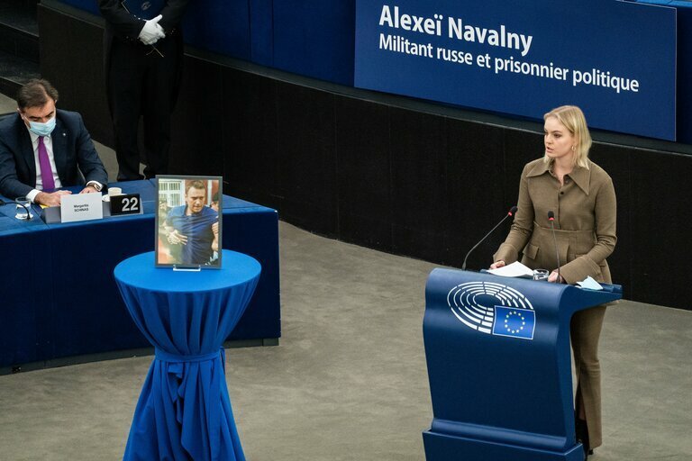 Darja Navalná v Bruselu převzala Sacharovovu cenu pro vězněného otce (15. 12. 2021).