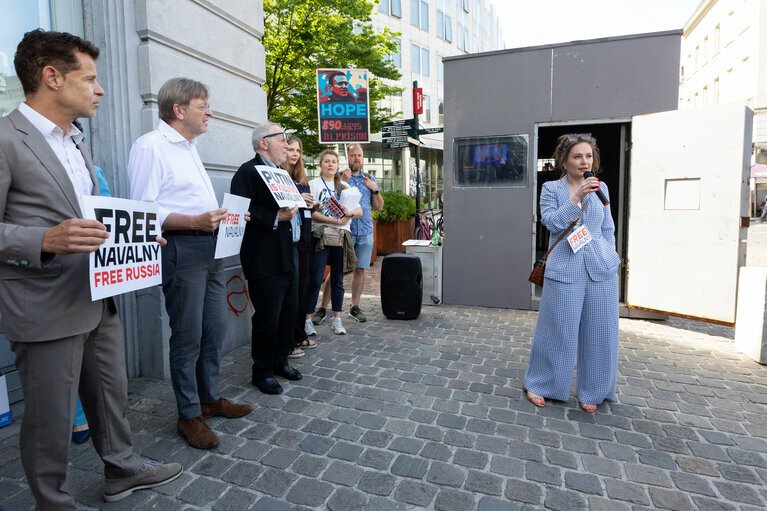 Replika Navalného samotky na exhibici v Bruselu (27. června 2023).