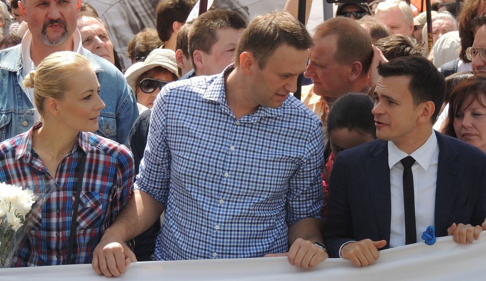 Julija a Alexej Navalní s Iljou Jašinem na protestu v Moskvě (12. června 2013).