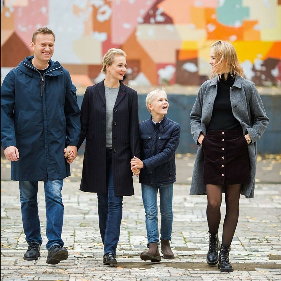 Alexej Navalnyj se svou manželkou Julijí a dcerami.