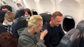Alexej Navalnyj s manželkou Julií během letu z Berlína do Moskvy