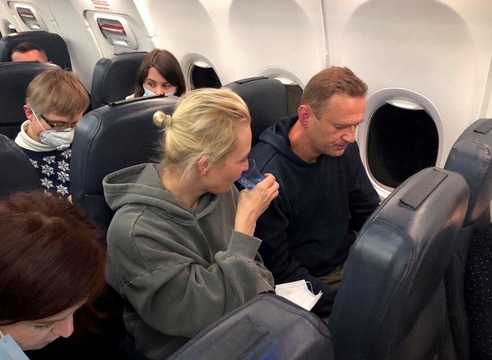 Alexej Navalnyj s manželkou Julií během letu z Berlína do Moskvy