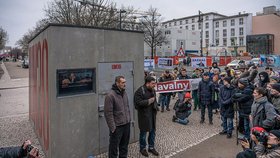 Oleg Navalnyj v Berlíně předvedl maketu samotky, v jaké trpěl Alexej (24. 1. 2023).