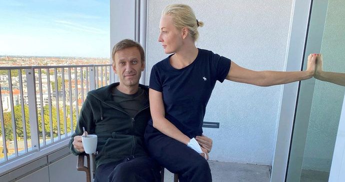 Otrávený Navalnyj sdílel fotku s manželkou Julijou z berlínské kliniky.