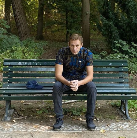 Otrávený Navalnyj je venku z nemocnice. Podle lékařů se zřejmě plně zotaví, (23.09.2020).
