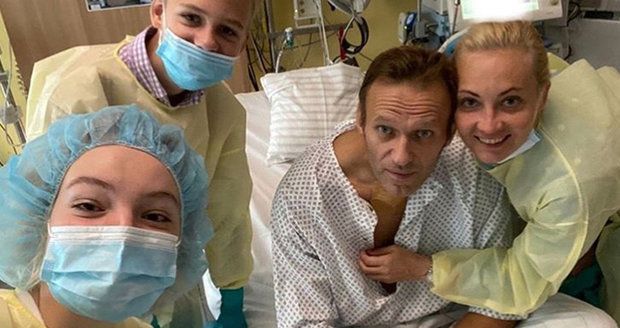 Navalnyj sdílel první fotku po otravě: Stýská se mi po vás. V nemocnici je obklopen rodinou
