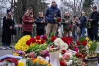 Za Navalného truchlili lidé v Praze před ruskou ambasádou: Svíčky, květiny a smutné tóny na kytaru