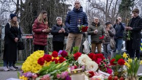 Shromáždění před ruskou ambasádou při příležitosti pohřbu ruského opozičního politika Alexeje Navalného, 1. března 2024, Praha. Zazněla rezoluce Evropského parlamentu, společná modlitba a několik kytarových písní.