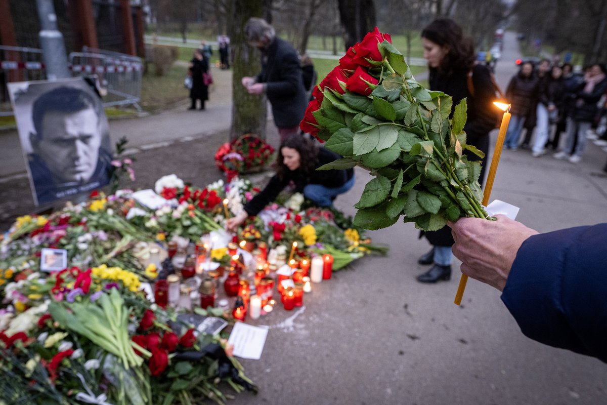Shromáždění před ruskou ambasádou při příležitosti pohřbu ruského opozičního politika Alexeje Navalného, 1. března 2024, Praha. Zazněla rezoluce Evropského parlamentu, společná modlitba a několik kytarových písní.