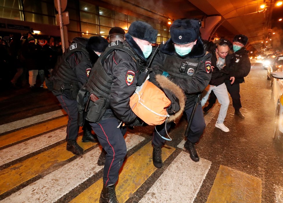 Zákrok policie na moskevském letišti Vnukovo