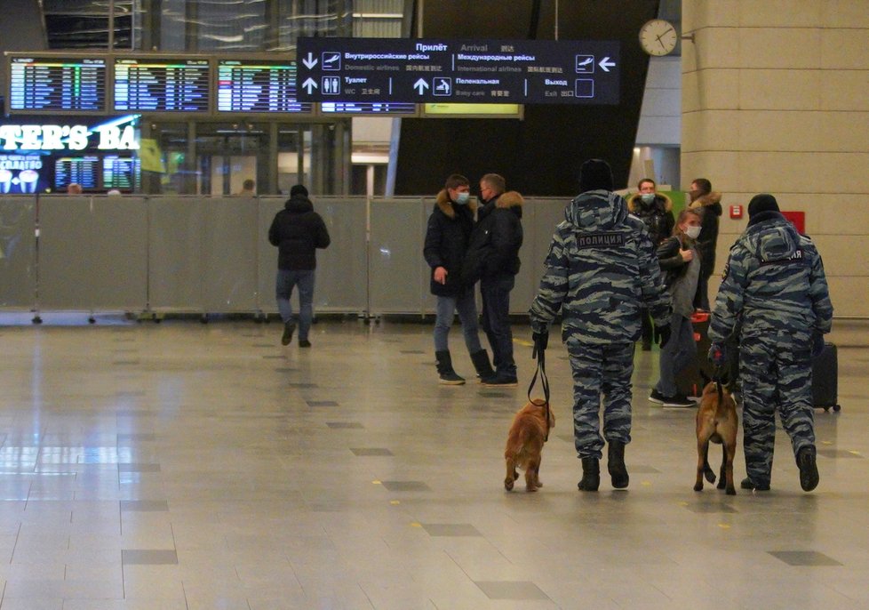 Policie vyhnali z letištní haly před příletem Navalného všechny cestující.