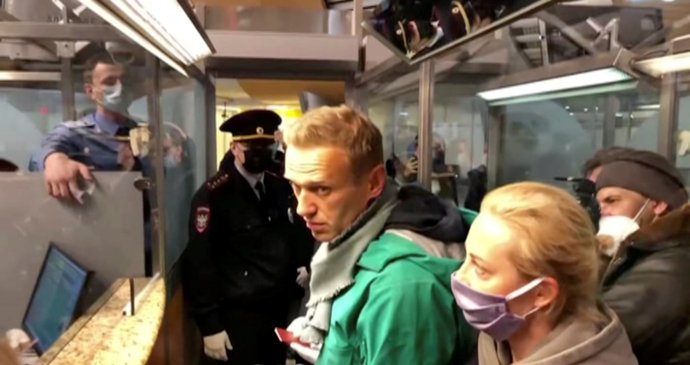 Policie odvádí Alexeje Navalného.