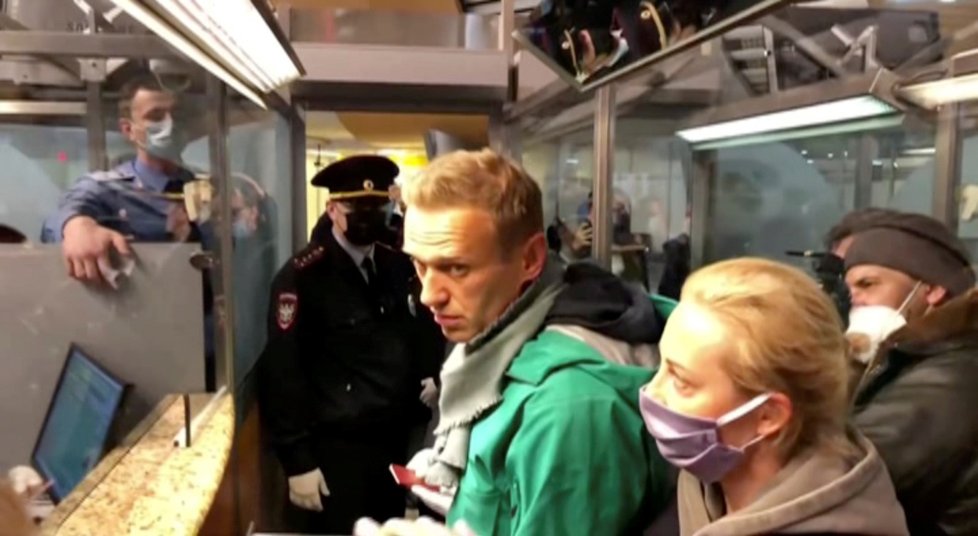 Policie odvádí Alexeje Navalného.