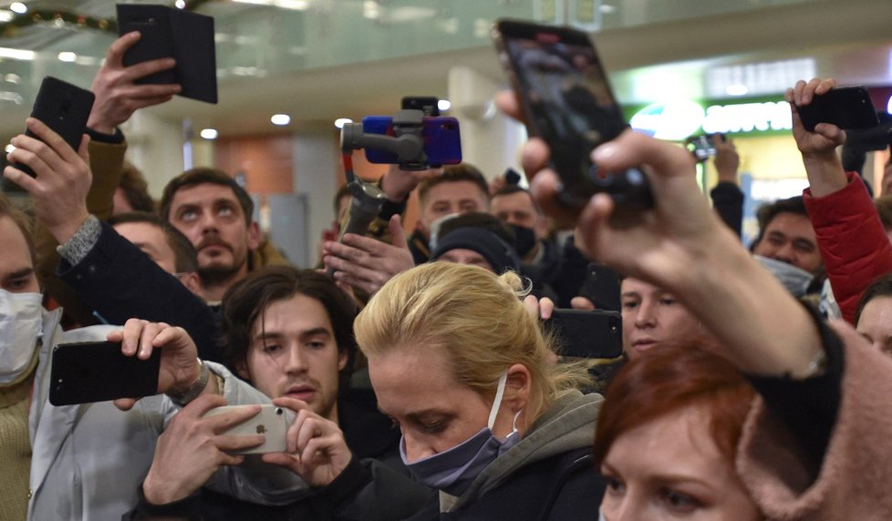 Manželka Aexe Navalného Julia odcházela z letiště sama.