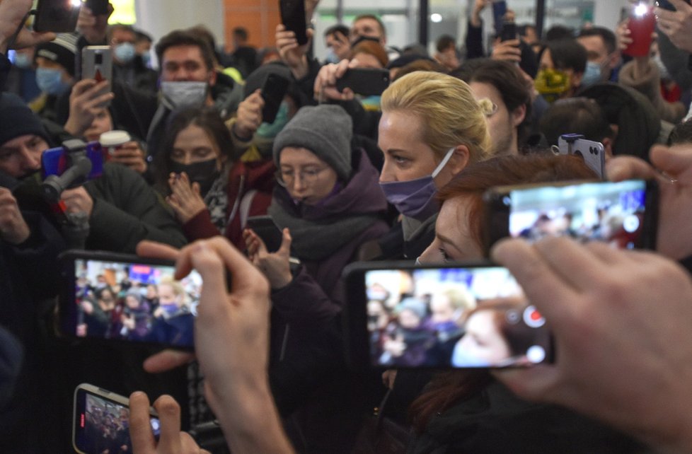 Manželka Alexeje Navalného Julia odcházela z letiště sama.