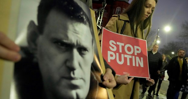 „Zodpovědný je Putin.“ USA kvůli Navalnému uvalí na Rusko sankce, EU předvolala ruského diplomata