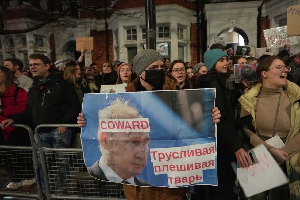 Protest po smrti Navalného před ruskou ambasádou v Londýně (16.2.2024)