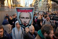 „Vrah Putin nepřestane zabíjet.“ K protestům a slzám za Navalného se přidala i Praha