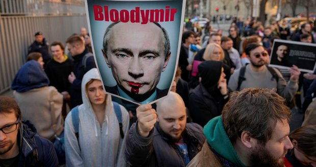 „Vrah Putin nepřestane zabíjet.“ K protestům a slzám za Navalného se přidala i Praha