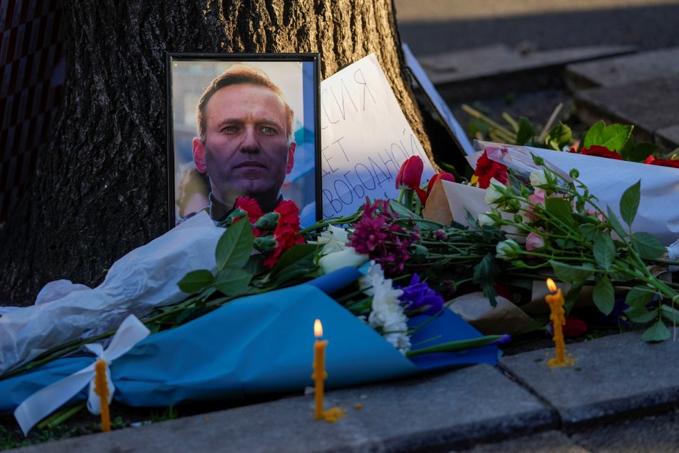 Po smrti Navalného protestovali lidé i před ruskou ambasádou v Bělehradě (16.2.2024)