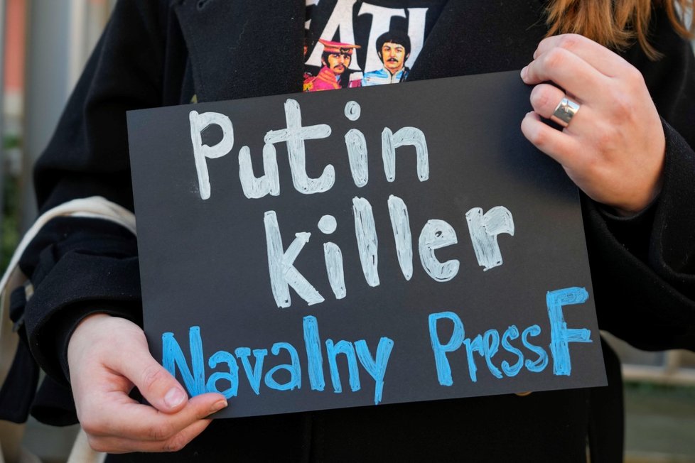Po smrti Navalného protestovali lidé i před ruskou ambasádou v Bělehradě (16.2.2024).