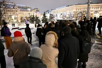 V Moskvě nosí lidé květiny za Navalného: „Jeho krev je na tvých rukách, Vovo,“ protestovala zatčená dívka