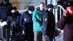 Policie eskortuje Alexeje Navalného do vazby. (18.1.2021)