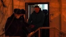 Policie eskortuje Alexeje Navalného do vazby. (18.1.2021)