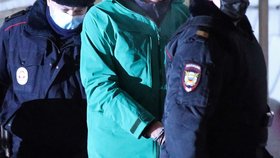 Policie eskortuje Alexeje Navalného do vazby. (18.1.2021)