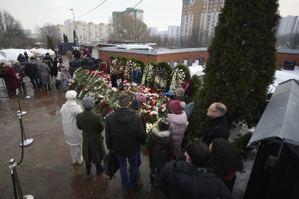 Lidé se přišli rozloučit s opozičním vůdcem Alexejem Navalným následující den po pohřbu (2. 3. 2024).