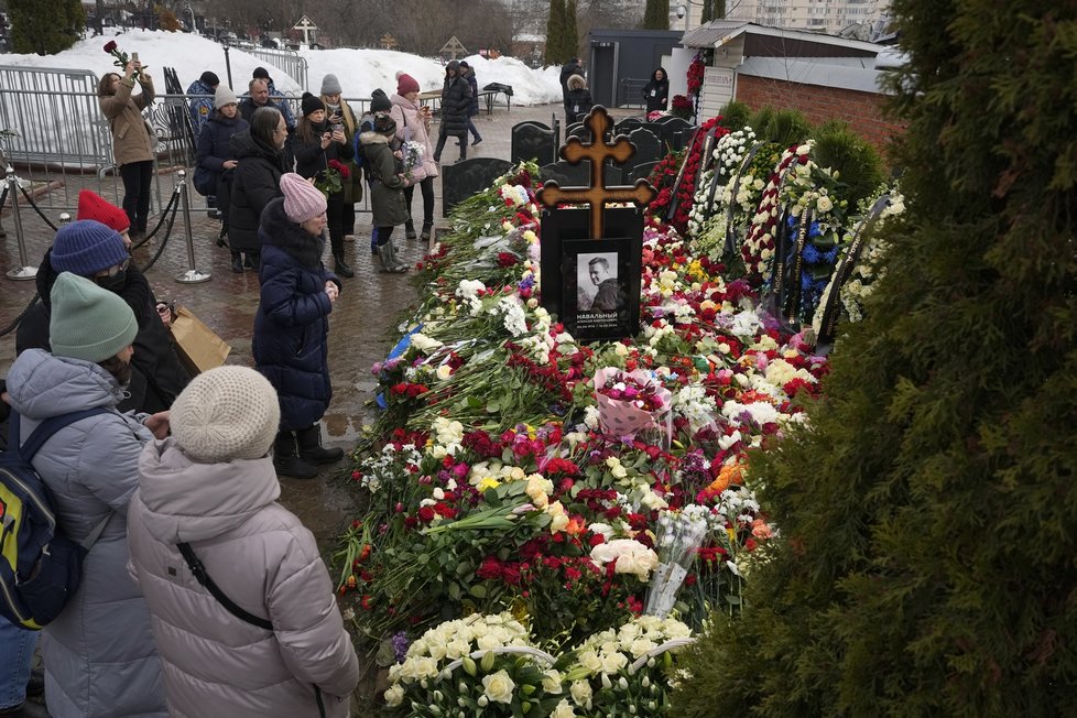 Lidé se přišli rozloučit s opozičním vůdcem Alexejem Navalným následující den po pohřbu (2. 3. 2024)