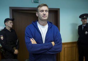 Ruský soud potvrdil 20 dnů vězení pro opozičního lídra, ten vyzývá k protestům.