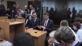 Odpůrce Putina Navalnyj si hraje v soudí síni s Fidget spinnerem.