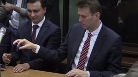 Odpůrce Putina Navalnyj si hraje v soudí síni s Fidget spinnerem.